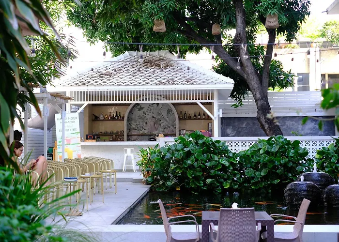 Feung Nakorn Balcony Rooms And Cafe