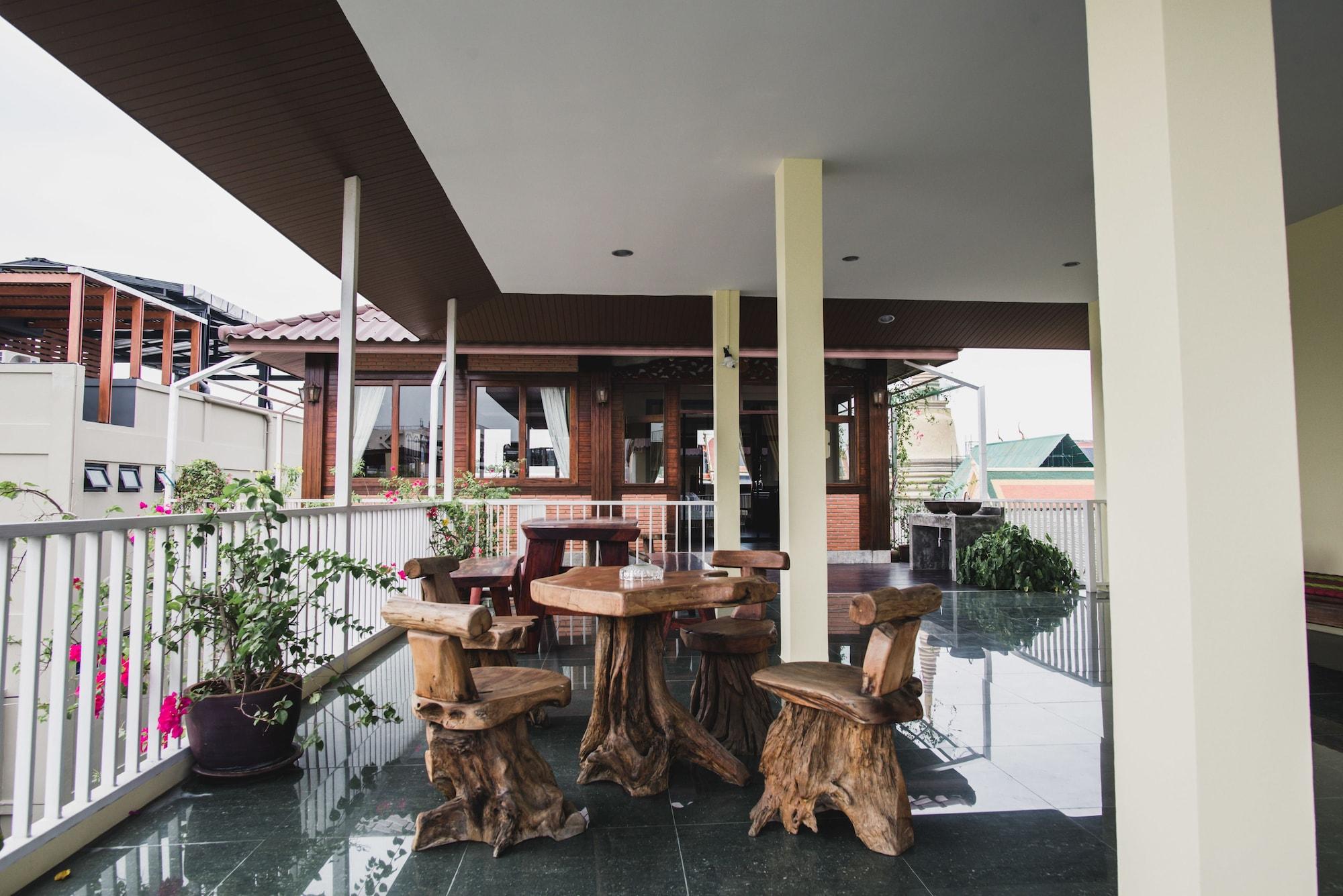 Отель Feung Nakorn Balcony And Cafe