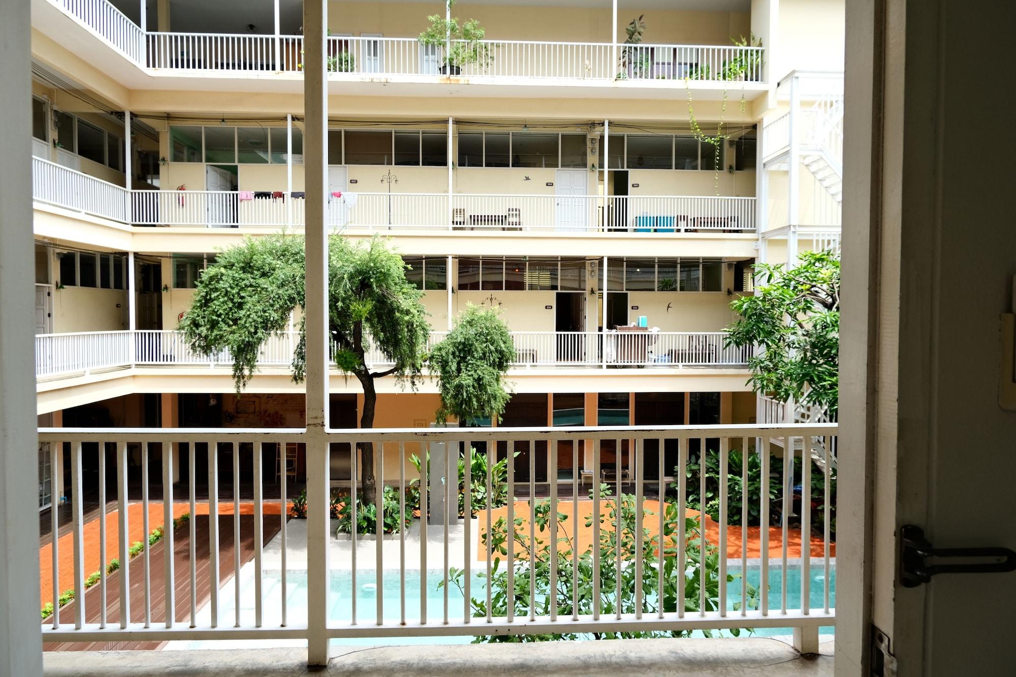 Feung Nakorn Balcony And Cafe Отель