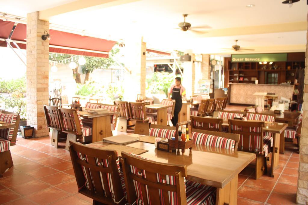 Отель Feung Nakorn Balcony And Cafe
